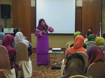 Sewaktu program, ceramah disampaikan oleh Prof. Dr. Latiffah Latiff, Ketua Penyelidik Projek Cervisafe merangkap Timbalan Pengarah CaRE
