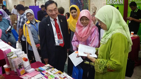 YBhg. Prof. Dato’ Dr. Raymond Azman Ali, Pengarah Pusat Perubatan UKM melawat ke ‘booth’ pameran CaRE 