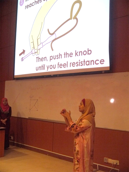 Pn Siti Fatimah menerangkan cara menggunakan alat CERVISAFE
