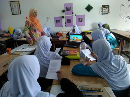 Cikgu Razalina menggunakan kaedah pembelajaran yang interaktif dan memudahkan pelajar untuk memahami 
