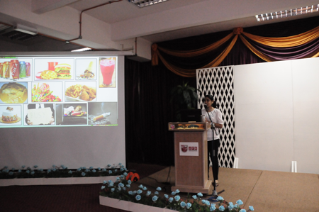 Cik Roopini A/P Padmanabhan sedang menyampaikan ceramah pemakanan yang mencegah penyakit kronik