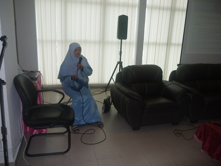 Ustazah Zaimah Yaha sedang menyampaikan ceramah bertajuk â€˜Kanser Satu Anugerahâ€™ 