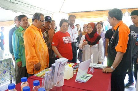 Official visitors to booth: From left: (Red tshirt) Y.B. Tan Sri Datuk Seri Panglima Joseph Kurup, Minister at Prime Minister Office and Prof. Dr. Ing. Ir. Renuganth Varatharajoo, Deputy Vice Canselor, UPM 