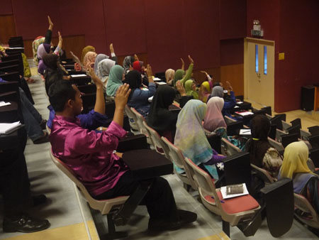 Para peserta gembira mendengar ceramah yang disampaikan oleh Ustaz Elyas
