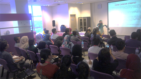 Sesi ceramah mengenai kanser oleh Prof. Dr. Latiffah Abdul Latiff, Pengarah CaRE