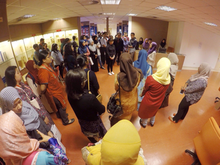 Para pelajar sedang mendengar penerangan oleh Dr. Hasni Mahayidin mengenai Muzium Patologi 