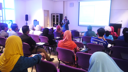 Dr. Bahariah Khalid sedang memberikan ceramah kepada peserta yang hadir