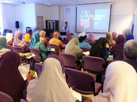 Prof. Madya Dr. Mohd Faisal Jabar sedang memberikan ceramah kepada peserta yang hadir